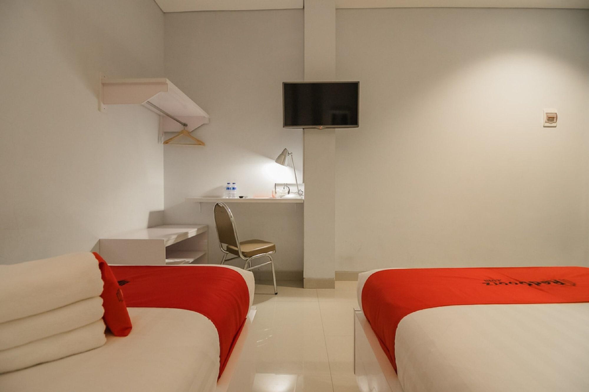 RedDoorz Plus near Soekarno Hatta Airport 2 Tangerang Exteriör bild