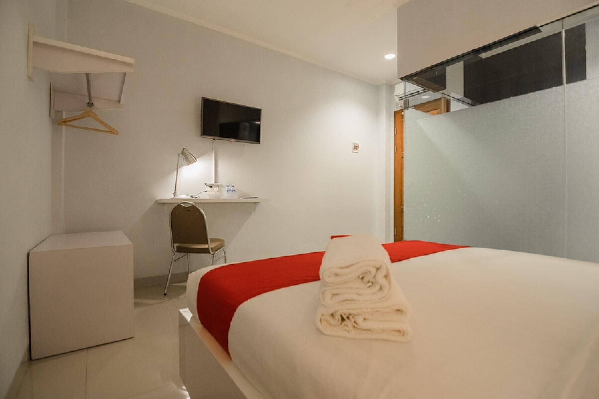 RedDoorz Plus near Soekarno Hatta Airport 2 Tangerang Exteriör bild
