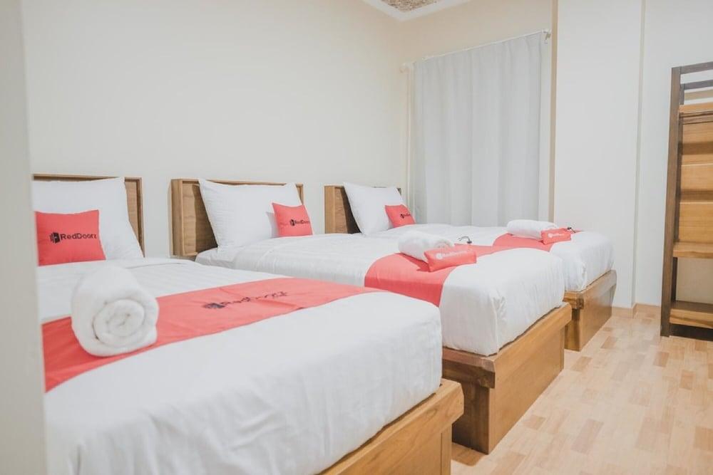 RedDoorz Plus near Soekarno Hatta Airport 2 Tangerang Exteriör bild