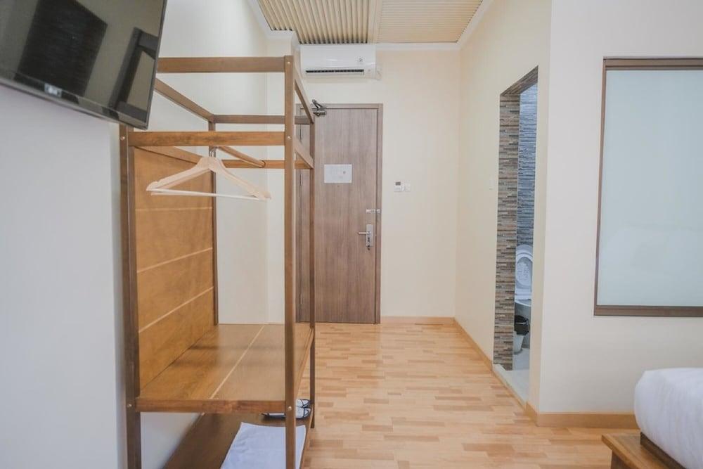 RedDoorz Plus near Soekarno Hatta Airport 2 Tangerang Exteriör bild