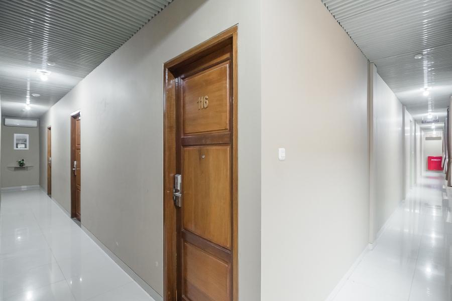 RedDoorz Plus near Soekarno Hatta Airport 2 Tangerang Exteriör bild