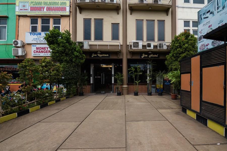 RedDoorz Plus near Soekarno Hatta Airport 2 Tangerang Exteriör bild