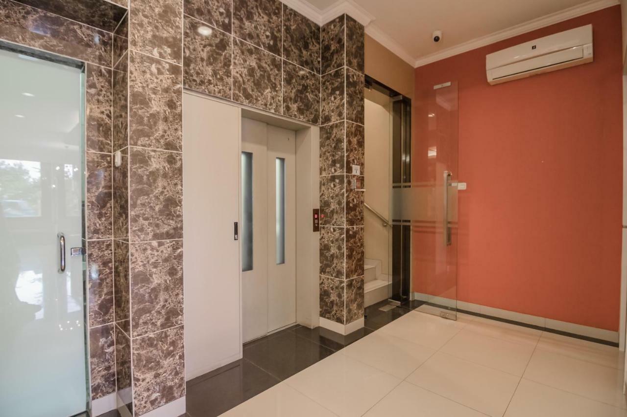 RedDoorz Plus near Soekarno Hatta Airport 2 Tangerang Exteriör bild